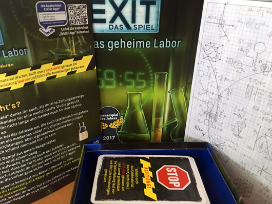 Exit- Das geheime Labor. Verpackung, Spielanleitung und Karten in der Box.