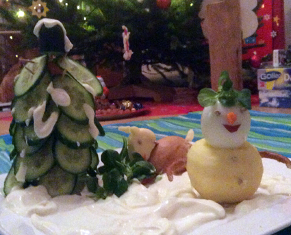 Weihnachtsbeilage. Tannenbaum, Schneemann und Reh. Mit Schnee aus Zitronen-Joghurt-Dip.