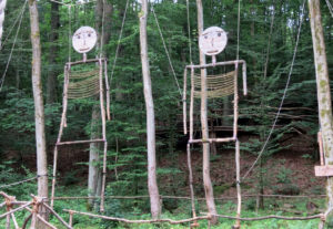 Hängefiguren im Grünen Meer