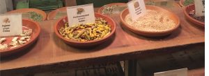 Tisch mit Gewürzen