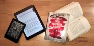 eBook Reader neben Büchern