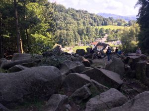Blick vom Felsenmeer auf das Infozentrum