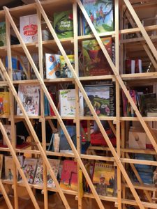 Standregal im Frankreich-Pavillon