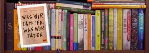 Cover was wir dachten… vor Bücherregal
