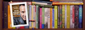 Cover „Wer der Herde folgt…“ vor Bücherregal