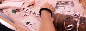 Geburtstagskind löst Rätsel des selbstgemachten Escape Rooms.